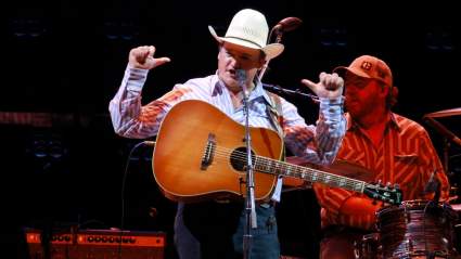 Jake Worthington, exconcursante de 'The Voice', pone en pausa su carrera en la música country.