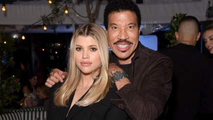 Lionel Richie dice que no se cansa de su nieto Henry, mientras Sofia Richie bromea sobre cómo lo mantiene alejado.
