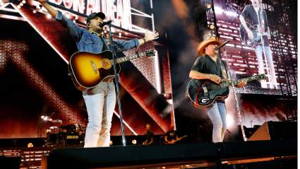 Luke Bryan revela de forma hilarante que otro cantante de música country solía fumar con su madre.