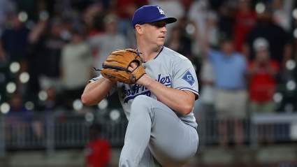 Los Dodgers reciben información actualizada sobre las lesiones de dos relevistas clave en medio de la serie contra los Phillies.