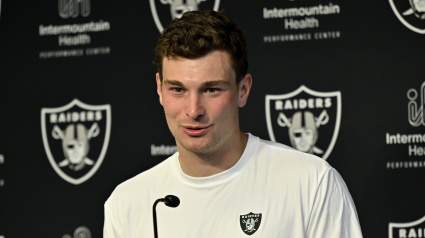 El mariscal de campo de los Raiders, Fernando Mendoza, envía un mensaje durante su visita a la Casa Blanca.