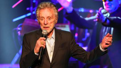 Frankie Valli cancela las fechas restantes de su gira debido a problemas de salud a sus 92 años.