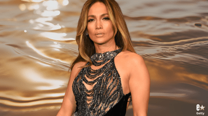 Jennifer Lopez presume de su figura escultural en bikini blanco a los 56 años (FOTOS)