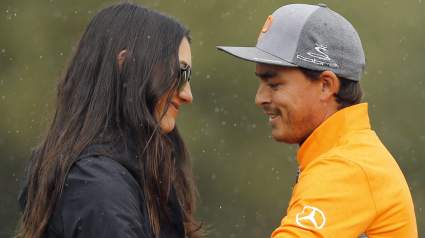 Rickie Fowler le hizo un gesto personal a su esposa, Allison, y luego vistió de naranja dominical en Truist.