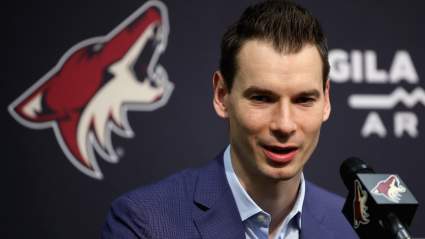 Los Maple Leafs contratan a John Chayka como gerente general y a Mats Sundin como asesor sénior.