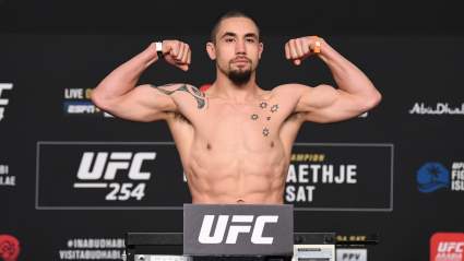 Robert Whittaker comparte su reacción al estar en las preliminares de UFC 329.