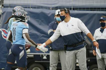 El entrenador en jefe de los Patriots, Mike Vrabel, habla sobre la posible incorporación de un receptor abierto en medio de los rumores sobre AJ Brown.