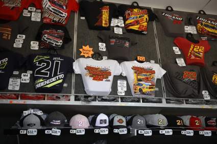 NASCAR se ve obligada a librar una importante batalla legal por la venta de mercancía falsificada.