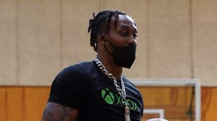 El exjugador de los Lakers, ocho veces All-Star y con un contrato de 83 millones de dólares, pone fin abruptamente a su retiro de dos meses a los 40 años.