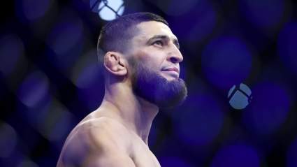 Khamzat Chimaev explica por qué pateó a Sean Strickland en la conferencia de prensa de UFC 328.