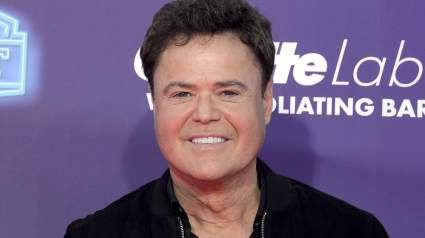 Donny Osmond, de 68 años, y su esposa Debbie, a quien rara vez se ve, deslumbran en una foto tomada bajo el sol con motivo de su 48 aniversario.