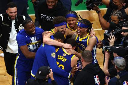 El campeón de la NBA, los Golden State Warriors, anuncia su retiro del baloncesto.