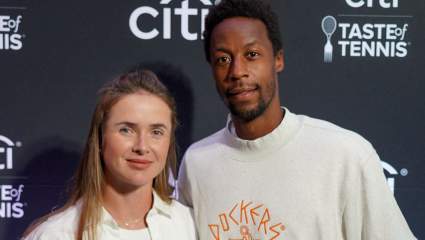 Gael Monfils se emociona al leer la carta de su esposa Elina en el Abierto de Francia.