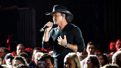Tim McGraw lanza por sorpresa una nueva canción con un mensaje muy especial.