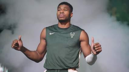 Giannis Antetokounmpo, de los Bucks, elogia efusivamente a los aficionados de los Philadelphia 76ers.