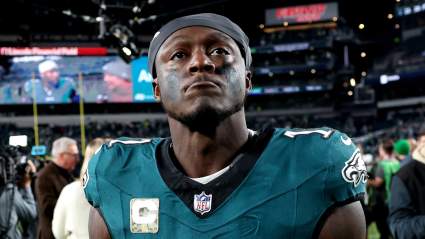 ¿Está el receptor de los Eagles, AJ Brown, en los entrenamientos voluntarios (OTAs)? Última actualización sobre la situación de su posible traspaso.