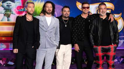 Lance Bass y Joey Fatone, miembros de NSYNC, se reúnen para participar en un nuevo programa de televisión.
