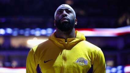 Los Lakers reciben propuestas de traspaso de Anthony Davis en medio de una temporada baja crucial.