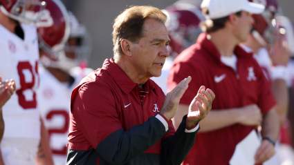Una estadística asombrosa revela el dominio del equipo de fútbol americano de Alabama contra equipos clasificados en la era del CFP.