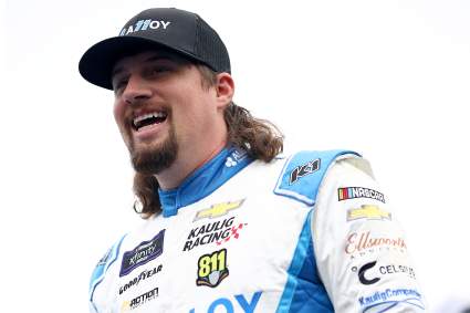 Un piloto de NASCAR se ve obligado a retirarse del circuito internacional de Watkins Glen tras un conflicto con su patrocinador.