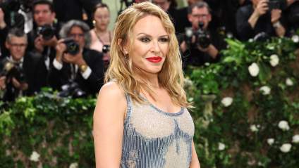 Kylie Minogue rememora sus romances con Jason Donovan y Michael Hutchence en el documental 'Kylie'.