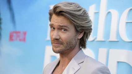 La selfie sin camisa de Chad Michael Murray durante sus vacaciones con otro huésped del resort tiene a los fans enloquecidos.
