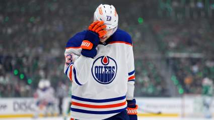 Los Oilers reciben la instación de reunirse con el rudo jugador de 2,01 metros en la agencia libre.