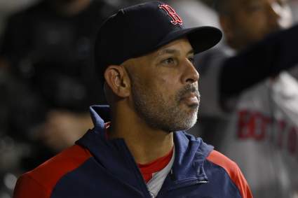 La decisión de los Red Sox sobre Alex Cora estuvo influenciada por un ejecutivo veterano del equipo.