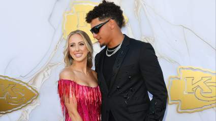 Brittany, la esposa del mariscal de campo de los Chiefs, Patrick Mahomes, celebra un importante anuncio.