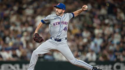 El exlanzador de los Mets firma con un rival de división tras una cirugía de codo.