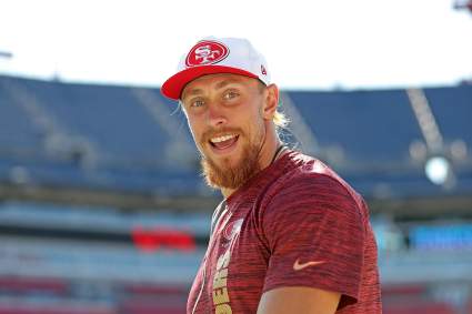 La estrella de los 49ers, George Kittle, reacciona tras ser criticado en el partido contra los Thunder.