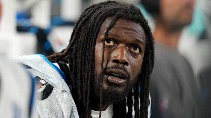 El gerente general de los Ravens da una respuesta sorprendente sobre el interés en Jadeveon Clowney.
