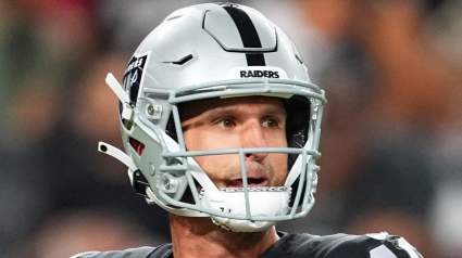 Los Broncos incorporan a un ex mariscal de campo de los Raiders que genera mucha controversia, en medio de fuertes reacciones.