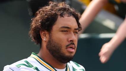 Un miembro del Salón de la Fama respalda efusivamente la línea ofensiva de los Packers.