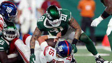 El jugador de los Jets de 1,98 m (6 pies 6 pulgadas) especializado en presionar al mariscal de campo está en la cuerda floja antes de los entrenamientos voluntarios (OTAs).