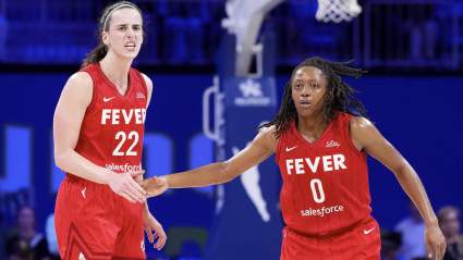 Kelsey Mitchell anotó 30 puntos mientras Caitlin Clark y Fever perdieron ante Paige Bueckers.
