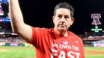 El entrenador despedido de los Phillies quiere permanecer en la organización.