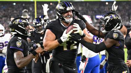 El jugador All-Pro de los Ravens lloró tras marcharse para firmar un contrato histórico como agente libre.