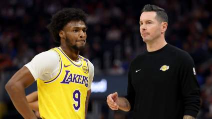 Un analista de la NBA critica a JJ Redick por un costoso error de Bronny tras su eliminación de los Lakers.