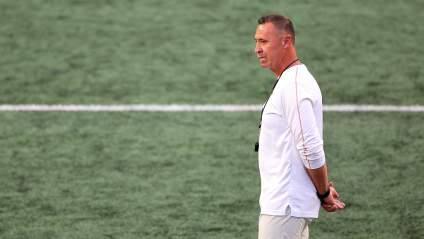 Steve Sarkisian, de Texas, defiende su postura sobre el tejido de cestas en Ole Miss tras la polémica.