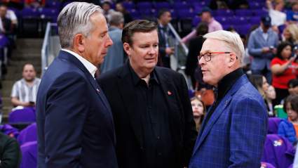 Keith Pelley es interrogado por un reportero de los Leafs sobre la contratación de John Chayka.