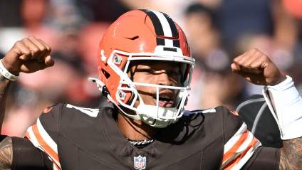 El ex mariscal de campo titular de los Browns recibe duras críticas tras un error que selló la victoria.