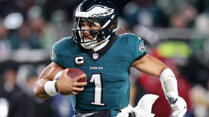 Jalen Hurts reacciona ante la situación del mariscal de campo de los Steelers.