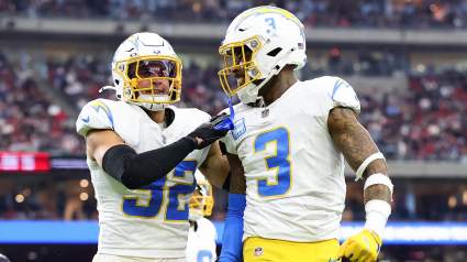 Alohi Gilman revela cómo Derwin James lo preparó para liderar la defensa de los Chiefs.