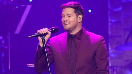Michael Bublé luce un disfraz hilarante para una causa benéfica y afirma que está "perdiendo lentamente el control" de su carrera.