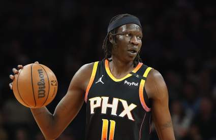 El ex pívot de los Suns, Bol Bol, sufre una grave lesión en el extranjero que amenaza su carrera.