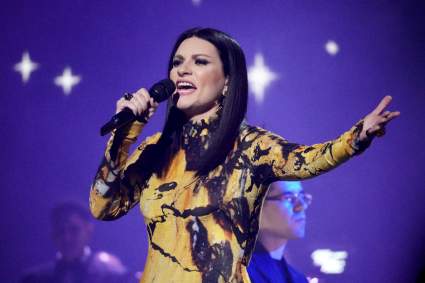 El concierto de Laura Pausini fue evacuado a mitad de la actuación; los fans salieron corriendo del edificio.