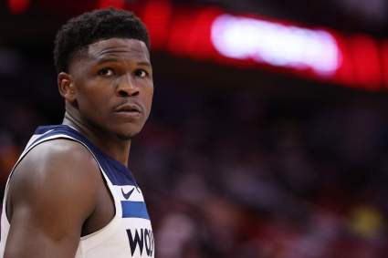 Los Timberwolves anuncian la lesión de Anthony Edwards antes del partido contra los Spurs.