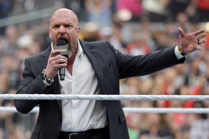 Los fanáticos de la WWE corean el nombre del luchador despedido durante el combate de Backlash.