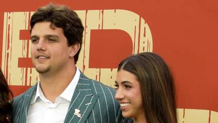 La novia de Will Campbell, jugador de los Patriots, y hermana del mariscal de campo de los Chiefs anuncian su compromiso.